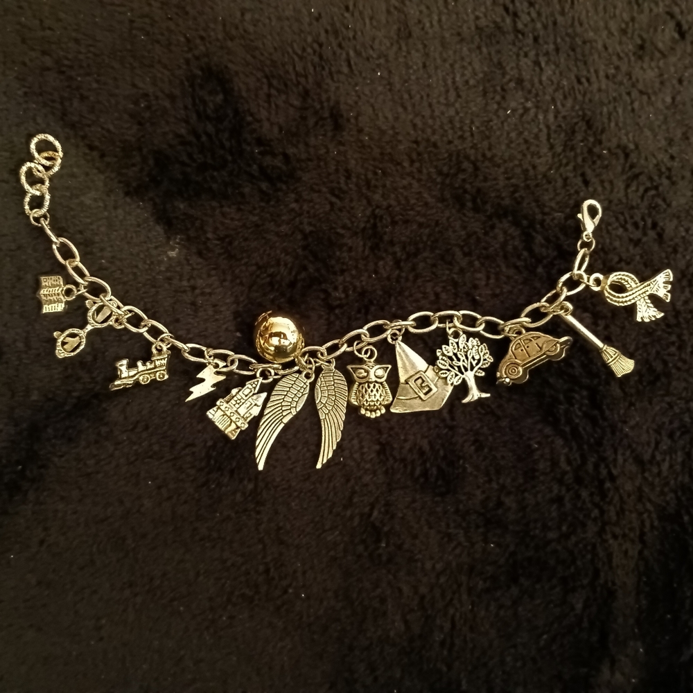 Adjustable 8" Harry Potter charm bracelet w/12 silver colored charms